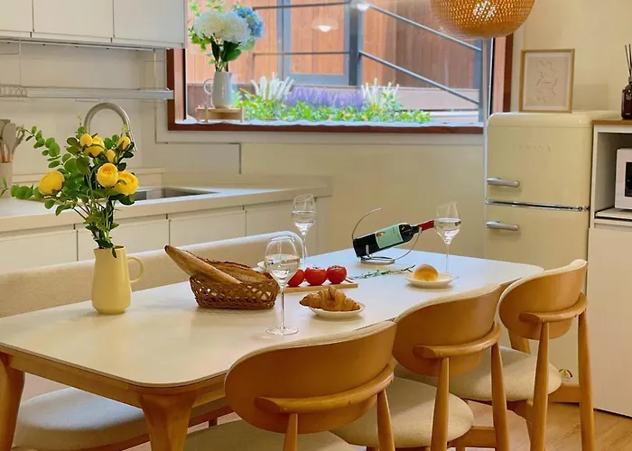 10 Minutes From Hongdae Station, 3 2 Bathrooms, King Bed, Private Yard, Free Parking, Up To 7 Guests, Free Luggage Storage Apartamento *