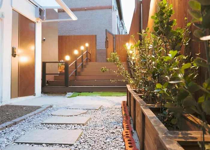 Apartamento 10 Minutes From Hongdae Station, 3 2 Bathrooms, King Bed, Private Yard, Free Parking, Up To 7 Guests, Free Luggage Storage *