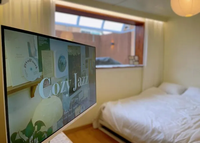 Apartamento 10 Minutes From Hongdae Station, 3 2 Bathrooms, King Bed, Private Yard, Free Parking, Up To 7 Guests, Free Luggage Storage Seúl
