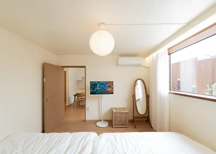 10 Minutes From Hongdae Station, 3 2 Bathrooms, King Bed, Private Yard, Free Parking, Up To 7 Guests, Free Luggage Storage *