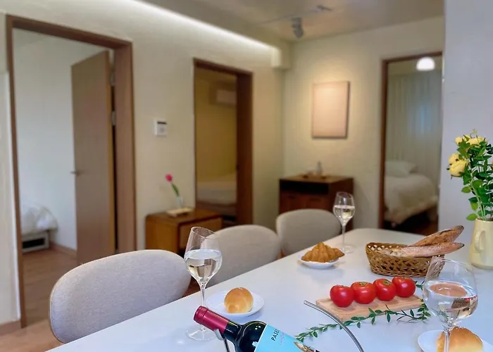 Apartamento 10 Minutes From Hongdae Station, 3 2 Bathrooms, King Bed, Private Yard, Free Parking, Up To 7 Guests, Free Luggage Storage *