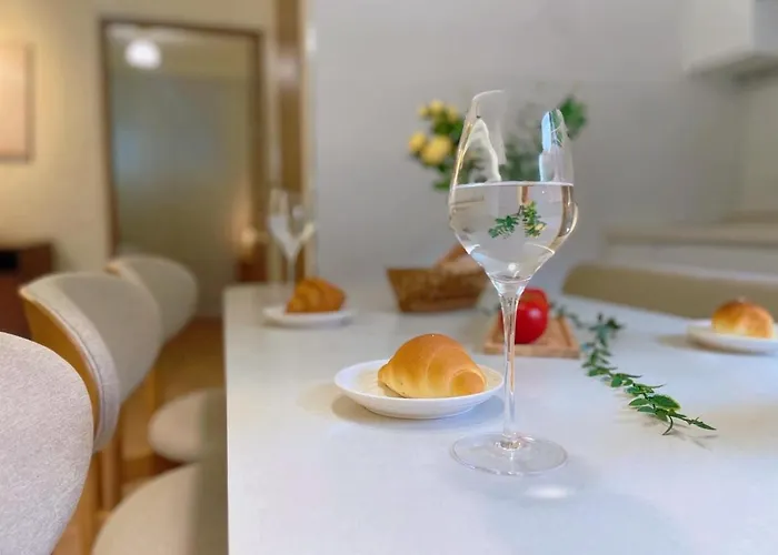10 Minutes From Hongdae Station, 3 2 Bathrooms, King Bed, Private Yard, Free Parking, Up To 7 Guests, Free Luggage Storage Apartamento *