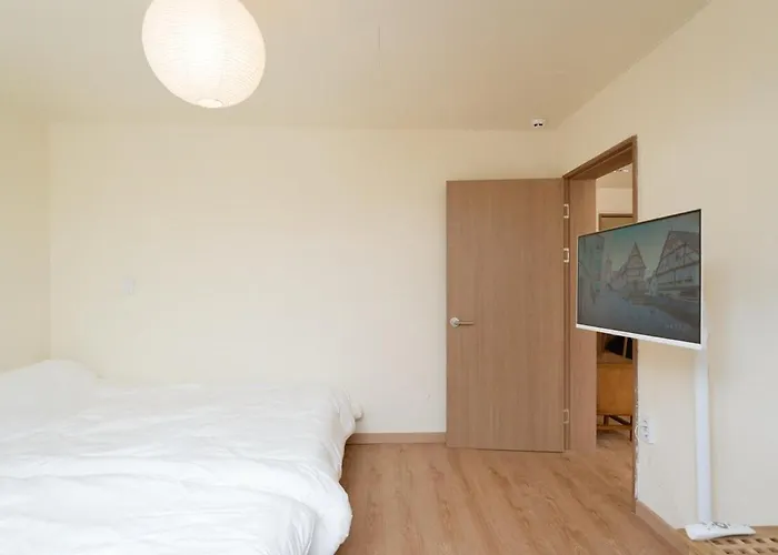 10 Minutes From Hongdae Station, 3 2 Bathrooms, King Bed, Private Yard, Free Parking, Up To 7 Guests, Free Luggage Storage * Seúl