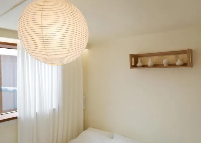 10 Minutes From Hongdae Station, 3 2 Bathrooms, King Bed, Private Yard, Free Parking, Up To 7 Guests, Free Luggage Storage Apartamento Seúl