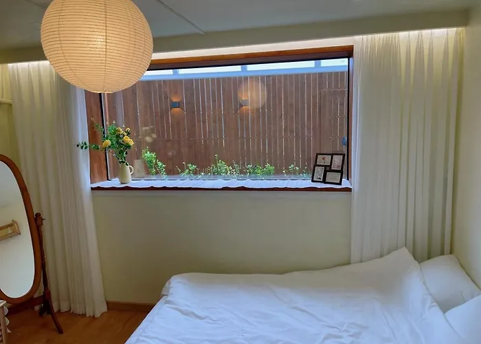 Apartamento 10 Minutes From Hongdae Station, 3 2 Bathrooms, King Bed, Private Yard, Free Parking, Up To 7 Guests, Free Luggage Storage *