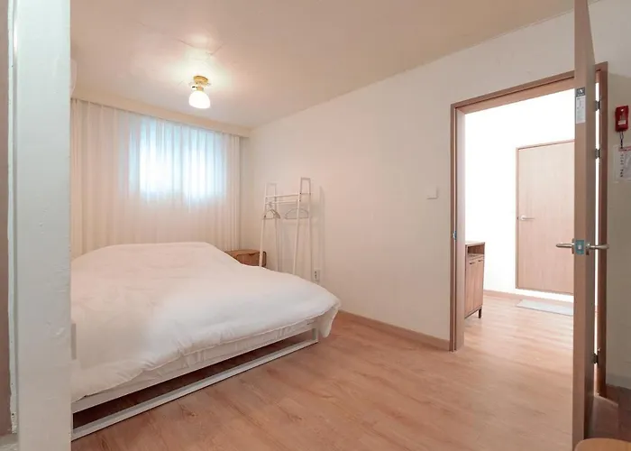 Apartamento 10 Minutes From Hongdae Station, 3 2 Bathrooms, King Bed, Private Yard, Free Parking, Up To 7 Guests, Free Luggage Storage *