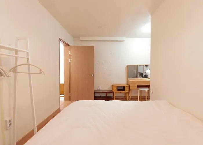10 Minutes From Hongdae Station, 3 2 Bathrooms, King Bed, Private Yard, Free Parking, Up To 7 Guests, Free Luggage Storage Apartamento