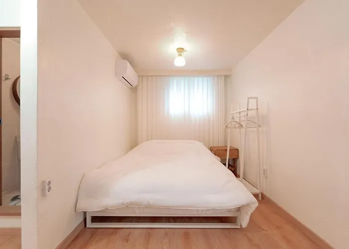 10 Minutes From Hongdae Station, 3 2 Bathrooms, King Bed, Private Yard, Free Parking, Up To 7 Guests, Free Luggage Storage *
