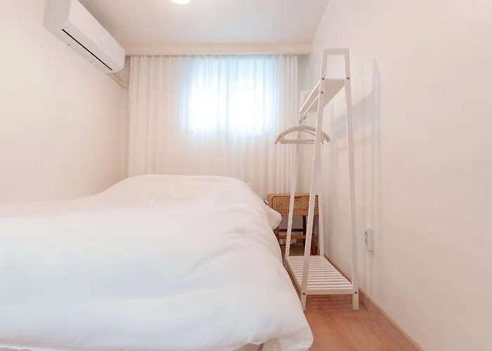 10 Minutes From Hongdae Station, 3 2 Bathrooms, King Bed, Private Yard, Free Parking, Up To 7 Guests, Free Luggage Storage * Seúl