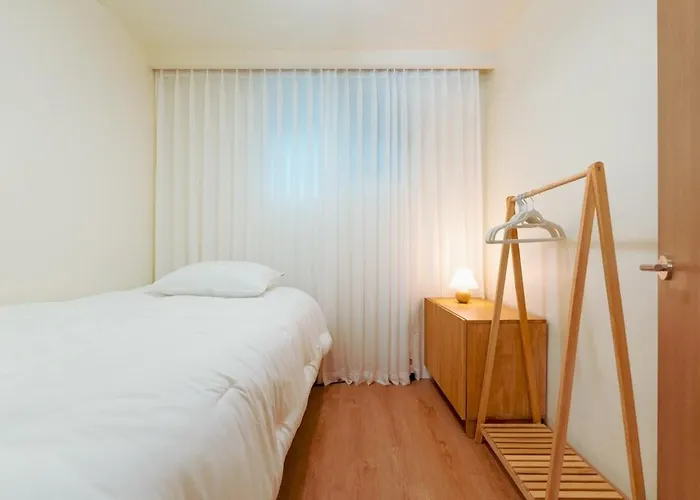 10 Minutes From Hongdae Station, 3 2 Bathrooms, King Bed, Private Yard, Free Parking, Up To 7 Guests, Free Luggage Storage Apartamento *