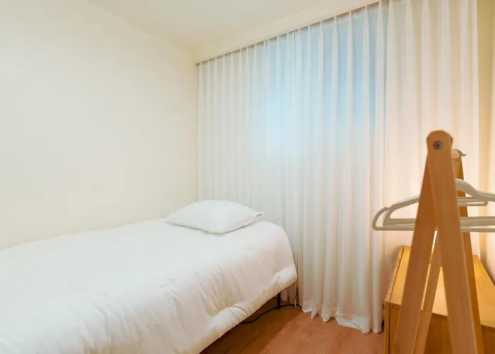 Apartamento 10 Minutes From Hongdae Station, 3 2 Bathrooms, King Bed, Private Yard, Free Parking, Up To 7 Guests, Free Luggage Storage Seúl