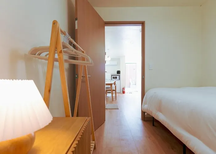 10 Minutes From Hongdae Station, 3 2 Bathrooms, King Bed, Private Yard, Free Parking, Up To 7 Guests, Free Luggage Storage Apartamento *