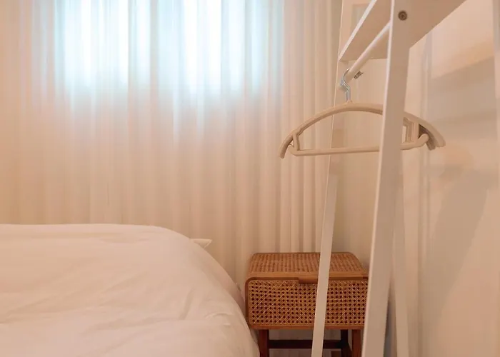 Apartamento 10 Minutes From Hongdae Station, 3 2 Bathrooms, King Bed, Private Yard, Free Parking, Up To 7 Guests, Free Luggage Storage *