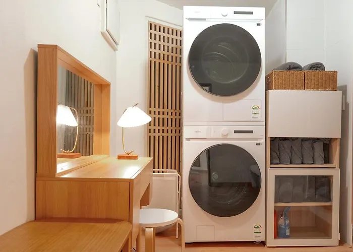 10 Minutes From Hongdae Station, 3 2 Bathrooms, King Bed, Private Yard, Free Parking, Up To 7 Guests, Free Luggage Storage Seúl