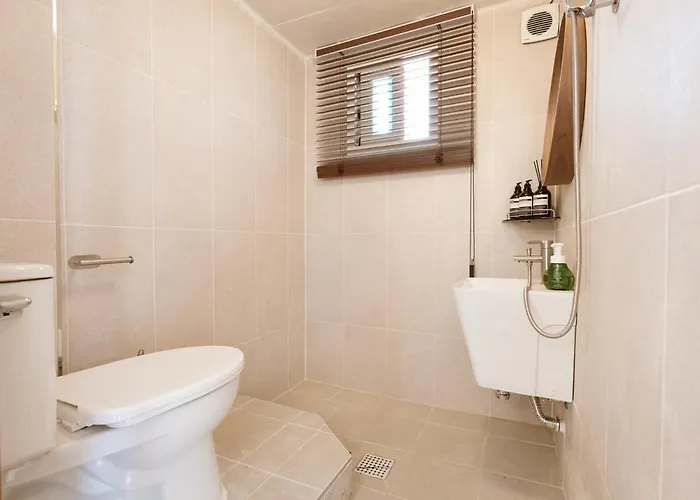 Apartamento 10 Minutes From Hongdae Station, 3 2 Bathrooms, King Bed, Private Yard, Free Parking, Up To 7 Guests, Free Luggage Storage Seúl