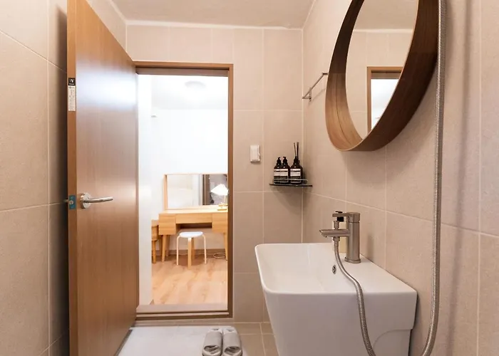 10 Minutes From Hongdae Station, 3 2 Bathrooms, King Bed, Private Yard, Free Parking, Up To 7 Guests, Free Luggage Storage Apartamento *