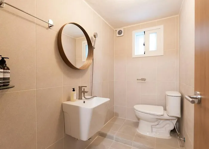 10 Minutes From Hongdae Station, 3 2 Bathrooms, King Bed, Private Yard, Free Parking, Up To 7 Guests, Free Luggage Storage Seúl