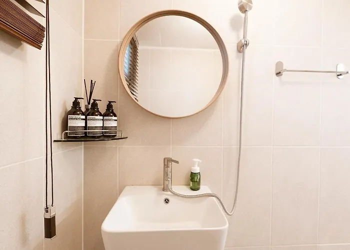 Apartamento 10 Minutes From Hongdae Station, 3 2 Bathrooms, King Bed, Private Yard, Free Parking, Up To 7 Guests, Free Luggage Storage