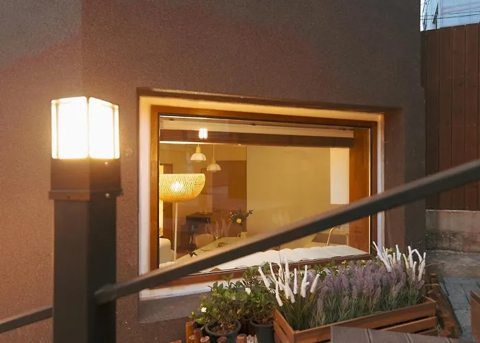 10 Minutes From Hongdae Station, 3 2 Bathrooms, King Bed, Private Yard, Free Parking, Up To 7 Guests, Free Luggage Storage Seúl