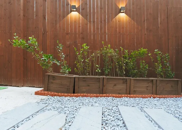 10 Minutes From Hongdae Station, 3 2 Bathrooms, King Bed, Private Yard, Free Parking, Up To 7 Guests, Free Luggage Storage