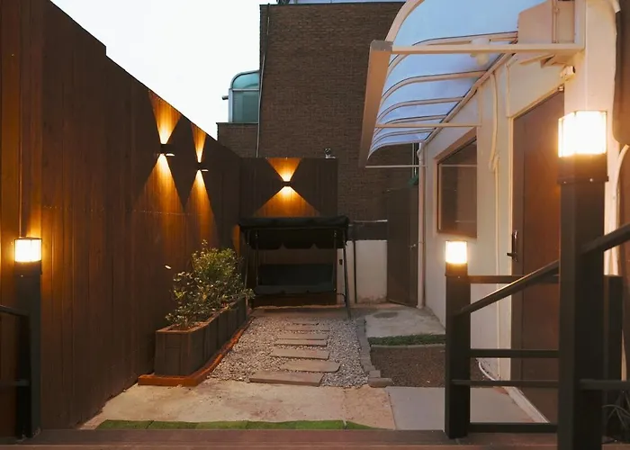 10 Minutes From Hongdae Station, 3 2 Bathrooms, King Bed, Private Yard, Free Parking, Up To 7 Guests, Free Luggage Storage * Seúl