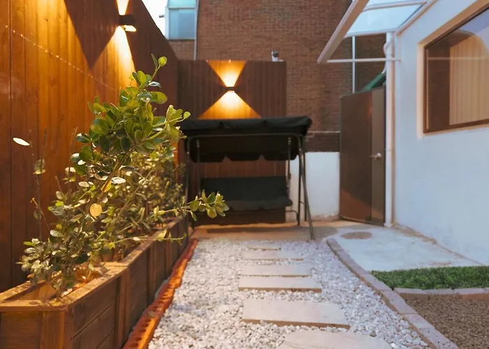 10 Minutes From Hongdae Station, 3 2 Bathrooms, King Bed, Private Yard, Free Parking, Up To 7 Guests, Free Luggage Storage *