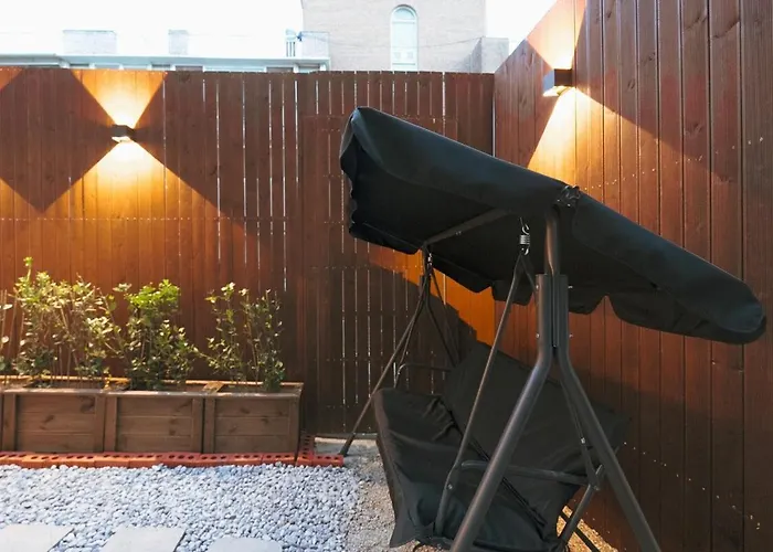 Apartamento 10 Minutes From Hongdae Station, 3 2 Bathrooms, King Bed, Private Yard, Free Parking, Up To 7 Guests, Free Luggage Storage Seúl