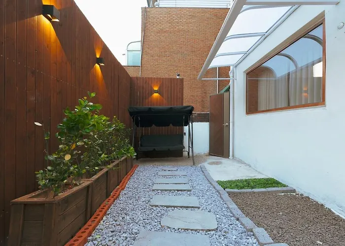 Apartamento 10 Minutes From Hongdae Station, 3 2 Bathrooms, King Bed, Private Yard, Free Parking, Up To 7 Guests, Free Luggage Storage *