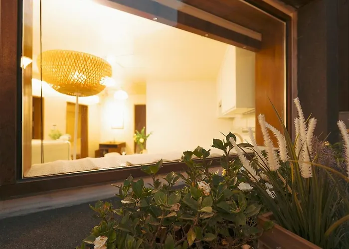 Apartamento 10 Minutes From Hongdae Station, 3 2 Bathrooms, King Bed, Private Yard, Free Parking, Up To 7 Guests, Free Luggage Storage
