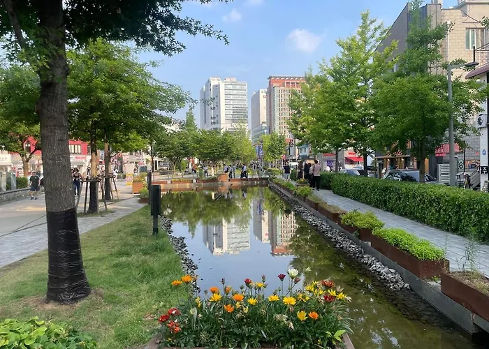 10 Minutes From Hongdae Station, 3 2 Bathrooms, King Bed, Private Yard, Free Parking, Up To 7 Guests, Free Luggage Storage *