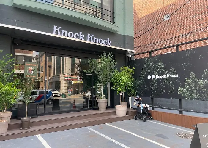 Apartamento 10 Minutes From Hongdae Station, 3 2 Bathrooms, King Bed, Private Yard, Free Parking, Up To 7 Guests, Free Luggage Storage Seúl