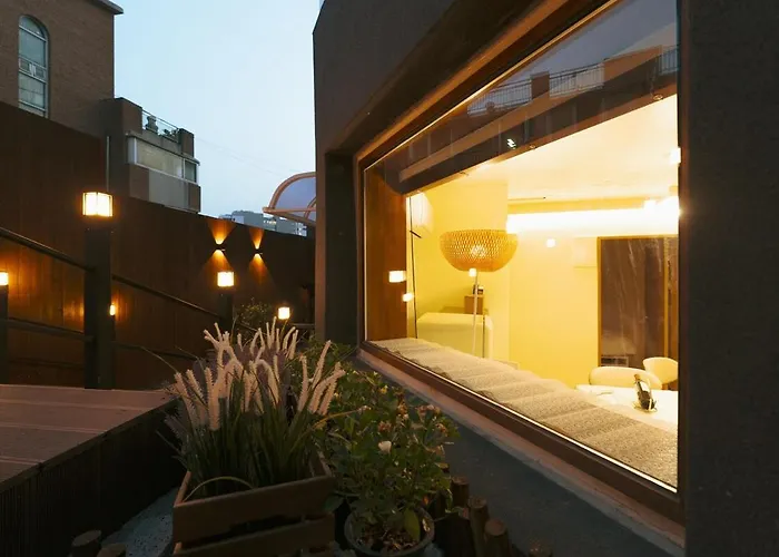 Apartamento 10 Minutes From Hongdae Station, 3 2 Bathrooms, King Bed, Private Yard, Free Parking, Up To 7 Guests, Free Luggage Storage Seúl