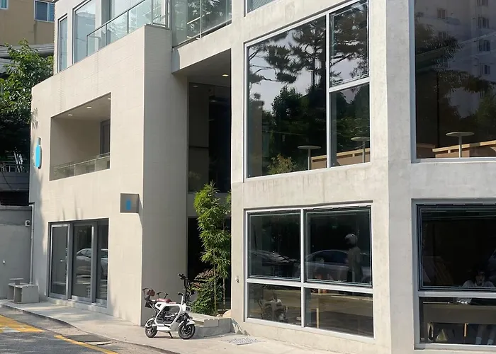 10 Minutes From Hongdae Station, 3 2 Bathrooms, King Bed, Private Yard, Free Parking, Up To 7 Guests, Free Luggage Storage Apartamento *
